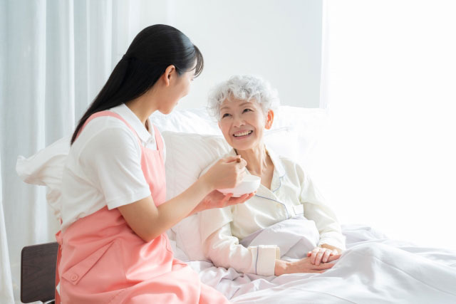 訪問介護の様子　食事介助