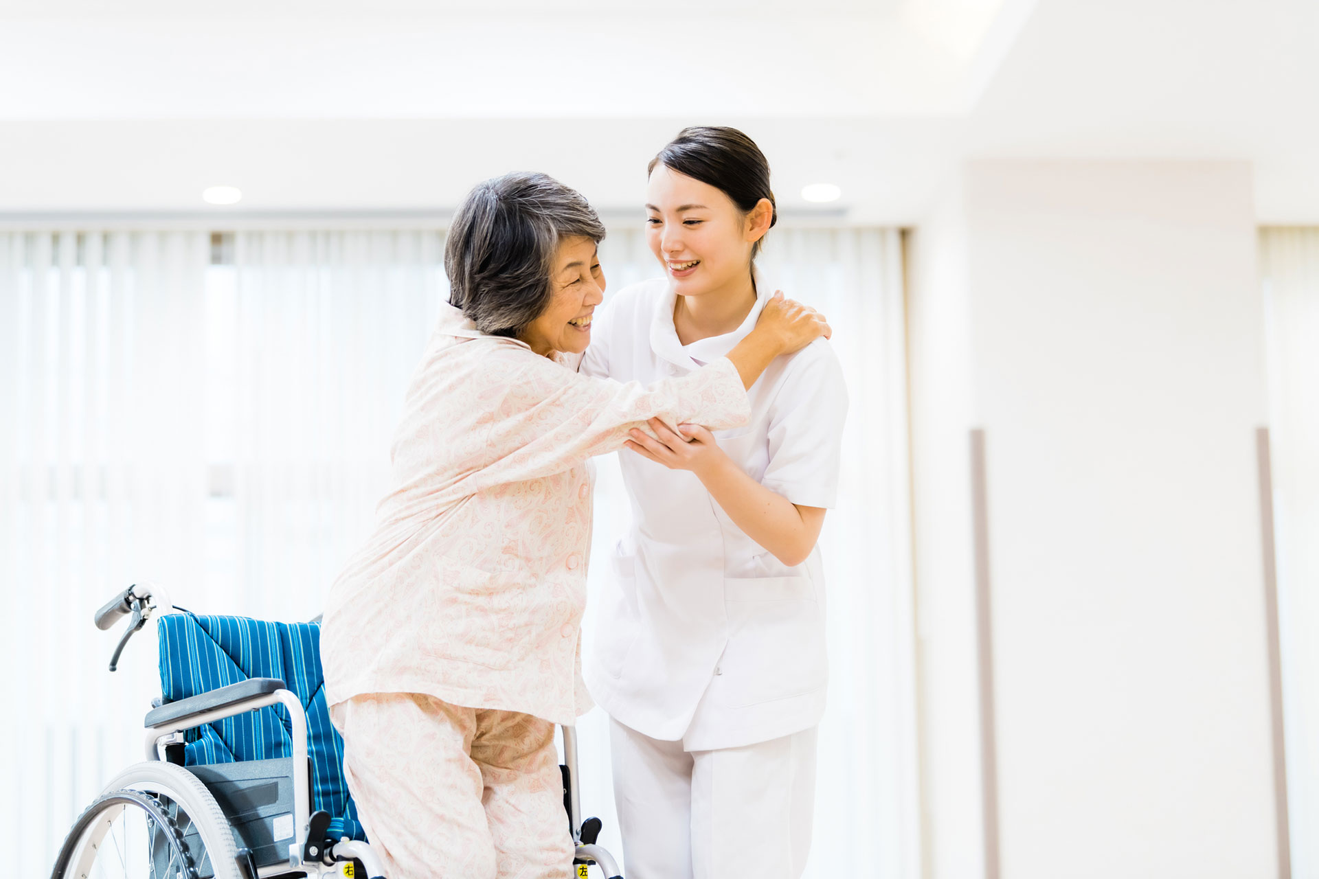 訪問介護の様子　移乗介助