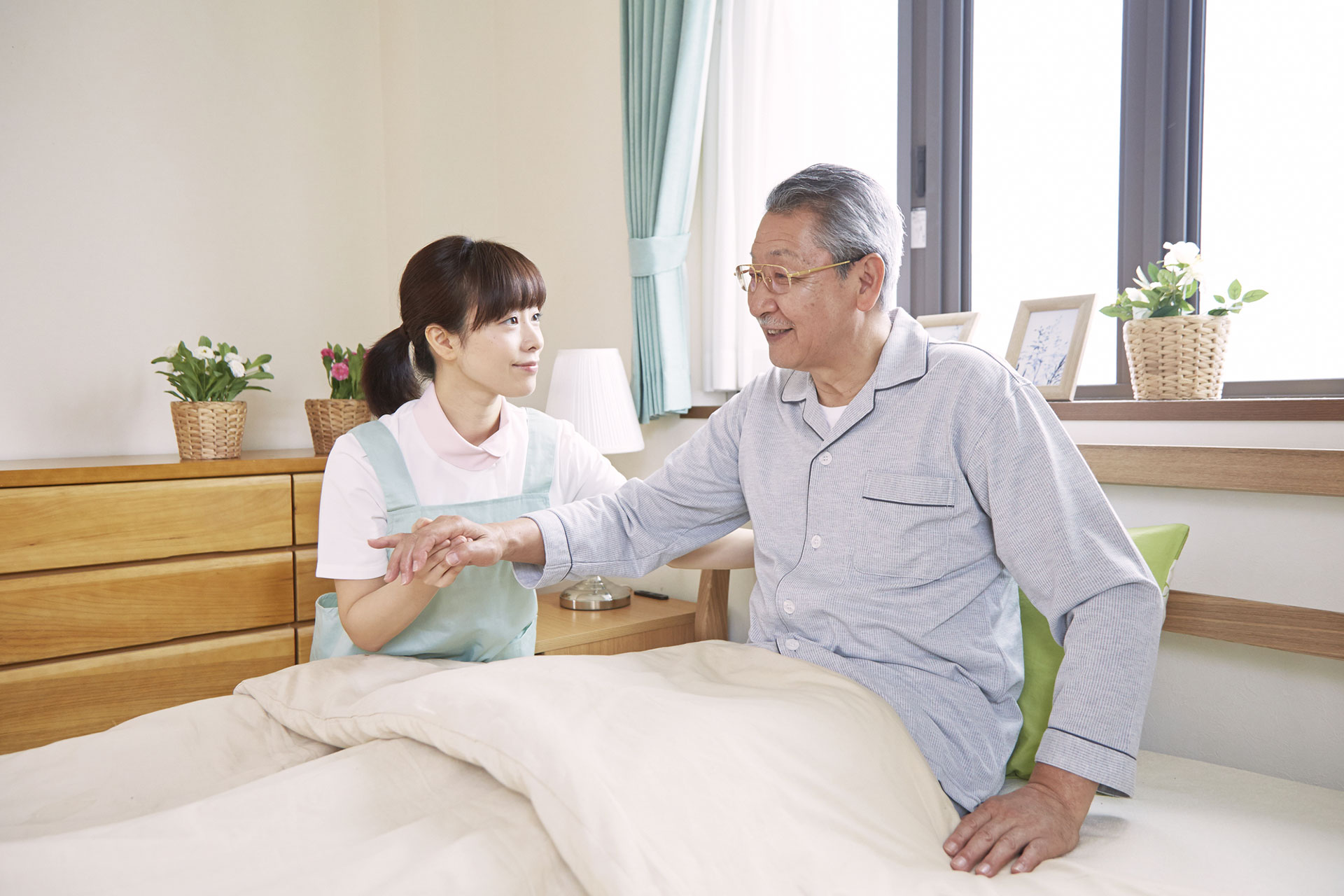 訪問介護の様子　起床介助